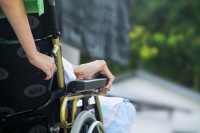 Die AK Tirol übt Kritik am Tiroler Gesundheitssystem: Von den Umstrukturierierungen bei den Landeskrankenhäusern bis hin zu den Gehältern im Pflegebereich.