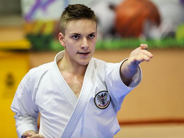 Tobias Stockinger vom Frieways Karateklub bekam bei der EM in Spanien seine wohlverdiente Medaille.