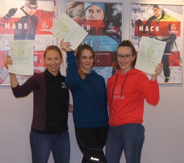 Große Freude bei den erfolgreichen Lehrlingen: Agnes Schauer, Victoria Reisinger und Lena Schindlmeier (nicht am Bild: Sarah Illinger)