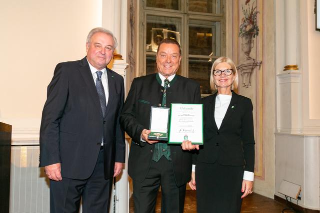 Arthur Oberascher mit dem Großen Ehrenzeichen. | Foto: Land Steiermark/Frankl
