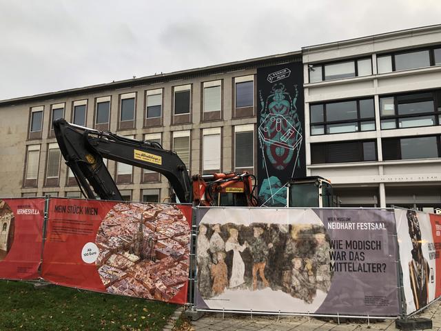 Die Baustelle vor dem Wien Museum ist eingezäunt. Durch ein Guckloch können Passanten das Geschehen verfolgen.