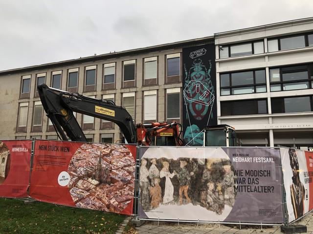 Die Baustelle vor dem Wien Museum ist eingezäunt. Durch ein Guckloch können Passanten das Geschehen verfolgen. | Foto: Barbara Schuster