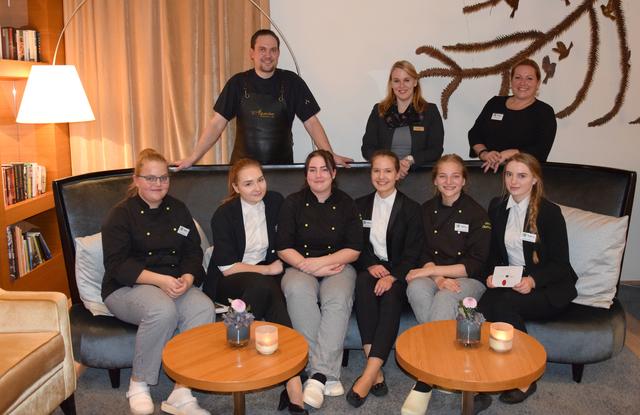 Die Schülerinnen aus Mauerkirchen mit ihrer Lehrerin Barbara Schöfegger (re.), Restaurantleiterin Carina Egger und Küchenchef Peter Reithmayr. | Foto: Aqarium