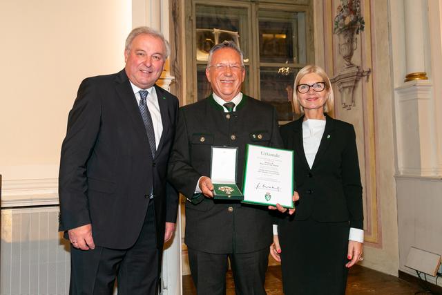 Karl Lautner bekam das Große Ehrenzeichen verliehen. | Foto: Land Steiermark/Frankl