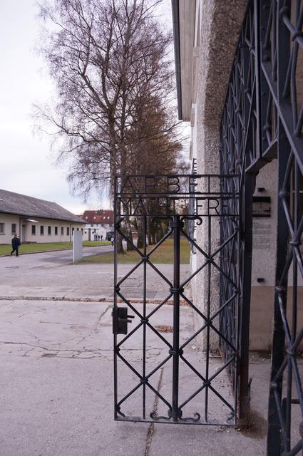 2014 wurde das Tor mit der Lüge "Arbeit macht frei" von Unbekannten gestohlen und tauchte zwei Jahre später in Norwegen auf. Das Original ist heute in einer alarmgesicherten Vitrine im Ausstellungsgebäude zu sehen, am Eingang befindet sich eine Kopie. | Foto: Rüggeberg