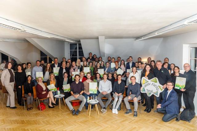 Nachhaltigkeit boomt: Am Montag wurden die Green Events Tirol Veranstalterinnen und Veranstalter des vergangenen Jahres von LHStvin Ingrid Felipe, Umwelt Verein Obmann Michael Kneisl und Klimabündnis Geschäftsführer Andrä Stigger (vorne rechts) ausgezeichnet.