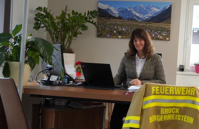 Die Bürgermeisterin in ihrem Büro. Ihre Einsatzjacke hängt noch griffbereit.