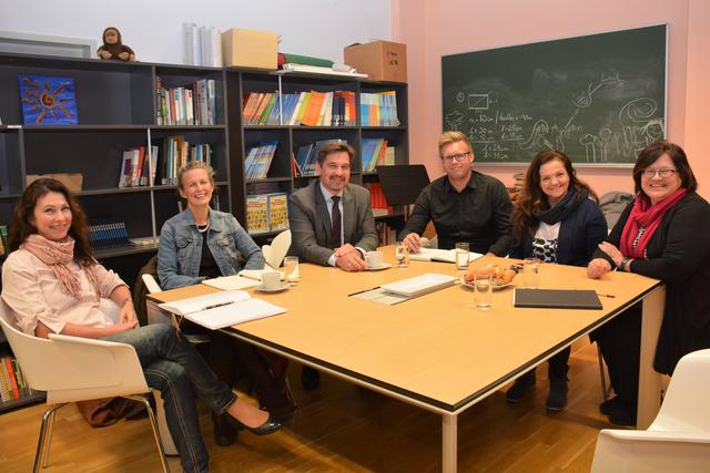 Ursula Schoderböck (Referat Bildung), Elisabeth Lietz (Freiraum.Klasse), Bürgermeister Werner Krammer, Matthias Pialek (Referat Liegenschaften), Ruth Salamon (Direktorin VS Plenkerstraße) und Sonja Kirchweger (Direktorin Pflege- und Förderzentrum Waidhofen). | Foto: Stadt WY