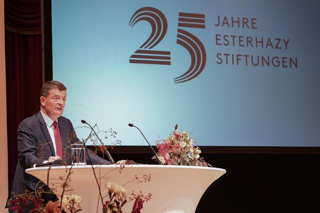 Stefan Ottrubay bei seiner Festrede zum 25. Jubiläum der Esterhazy-Stiftungen | Foto: Andreas Tischler