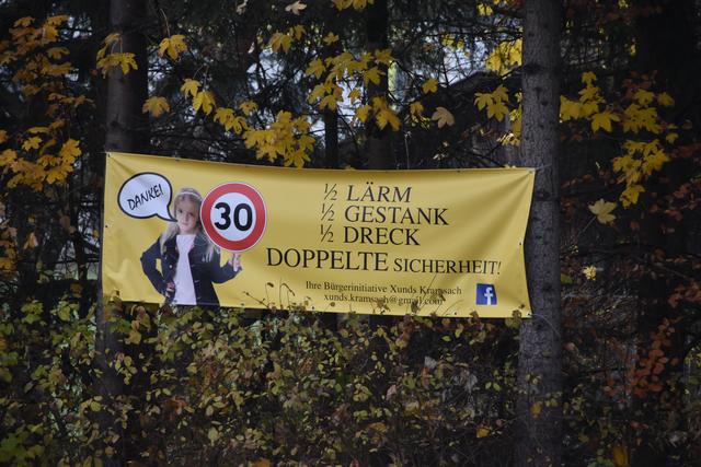 Die Bürgerinitiative hat für den "freiwilligen Dreißiger" selbst ein Transparent aufgehängt. Auf die Schilder wartete man noch.  | Foto: Barbara Fluckinger