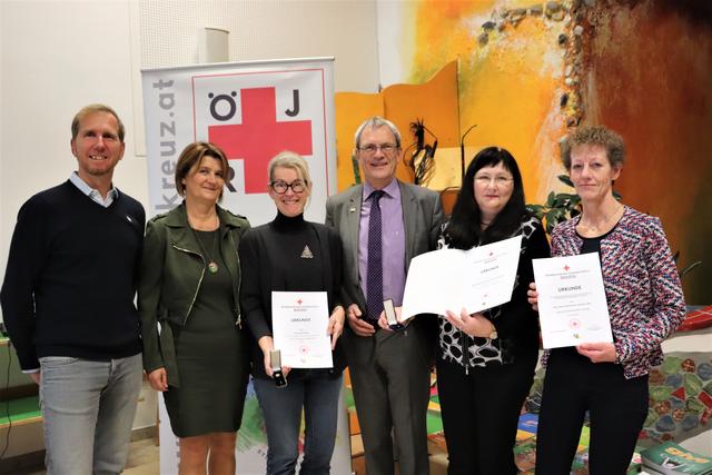 Reinhard Koopmans und Gabriele Weber (links) ehrten mit Wolfgang Pojer (Bildmitte) Erika Wieser, Maria-Michaela Kaschowitz und Christine Maria Bradler. | Foto: Edith Ertl