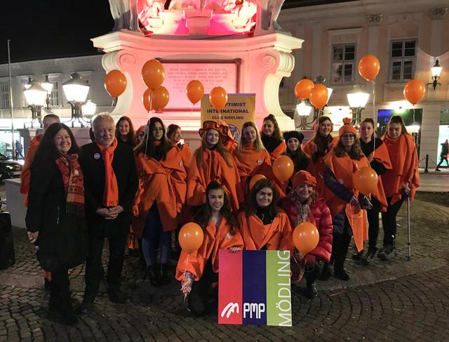 Judith Hradil-Miheljak, Präsidentin des Soroptimist Clubs Mödling, Prim. Dr. Erwin Hauser vom LKH Mödling und Stadträtin Roswitha Zieger setzten gemeinsam mit den Schülerinnen der 3. Klasse der Modeschule Mödling am Freiheitsplatz ein leuchtendes Zeichen gegen Gewalt an Frauen. | Foto: Christina Ebersberger-Dörfler