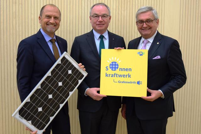 NV-Vorstandsdirektor Bernhard Lackner, LH-Stellvertreter Stephan Pernkopf und Bürgermeister Alfred Riedl ziehen gemeinsam mit der Grafenwörther Bevölkerung an einem Strang für die Energiewende in Niederösterreich.