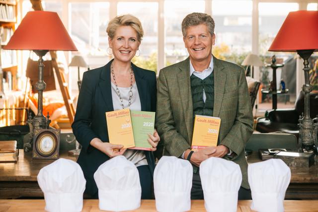 Die Herausgeber Martina und Karl Hohenlohe präsentieren den neuen Gault&amp;Millau Guide 2020. | Foto: Philipp Lipiarski