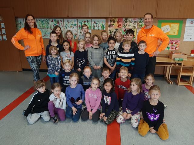 Waren begeistert bei der Sache: Die beiden Trainer Renate Pfingstl und Martin Dorner vom "HOT Kindertraining Fürstenfeld" führten die Schüler der Volksschule Burgau in die Kunst des Judosports ein.