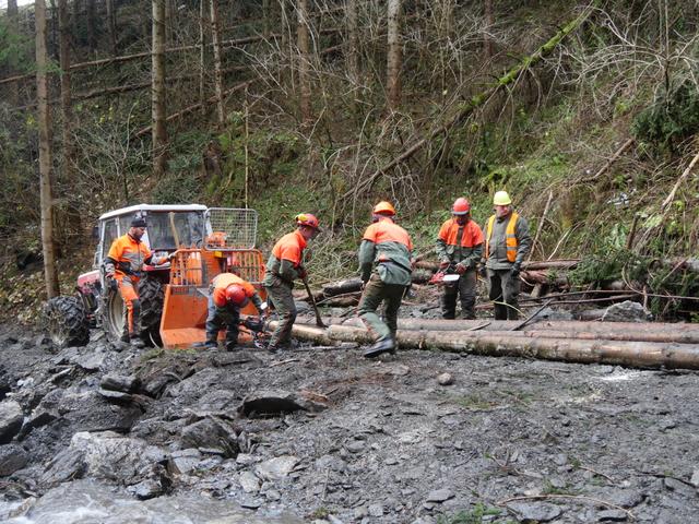 Das Bundesheer arbeitet im unwegsamen Gelände.