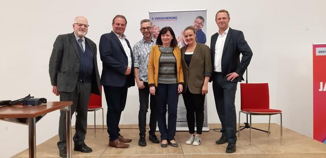 Pfarrvikar Georg Henschling, Vizebürgermeister Erich Zeiler, Thomas Schreiweis, Filialleiterin der Erste Bank Johanna Flandorfer, Verena Scheitz, Alexander Paravicini von der s-Versicherung