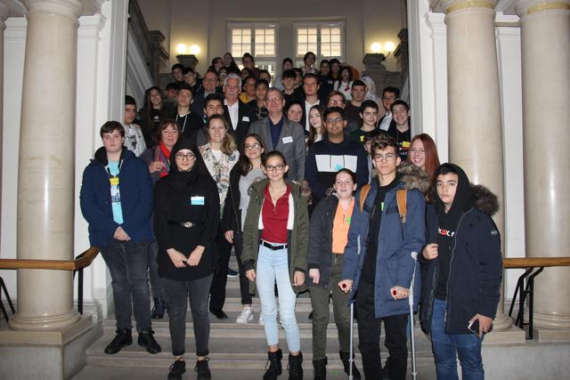 Das Jugendparlament "Word up!" präsentierte Bezirksvorsteher Georg Papai seine Ideen für Floridsdorf.  | Foto: BV21