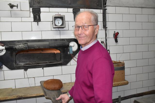 Franz Grabmer, Geschäftsführer der Stiftsbäckerei St. Peter, vor dem Schamottofen, in dem ausschließlich die Brote gebacken werden. Hauptprodukt ist das Schwarzbrot aus Natursauerteig. | Foto: Schrofner