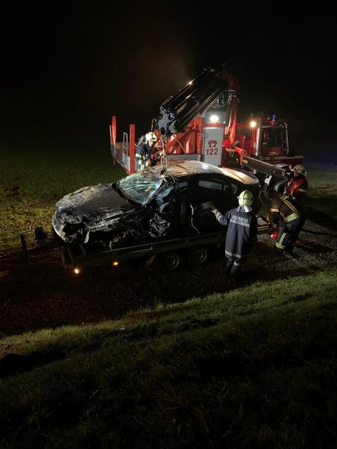 Eines der Fahrzeuge wurde bei dem Unfall in Mainburg die Böschung hinunter geschleudert.