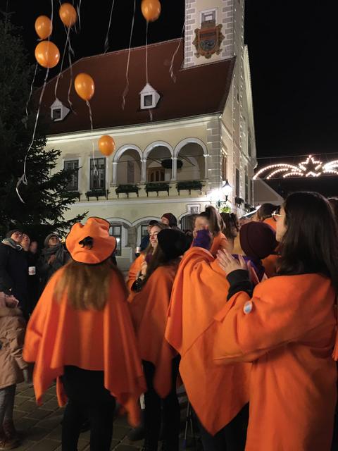 Ballons der Hoffnung steigen vor dem Rathaus von Mödling | Foto: Chrstina Ebersberger-Dörfler