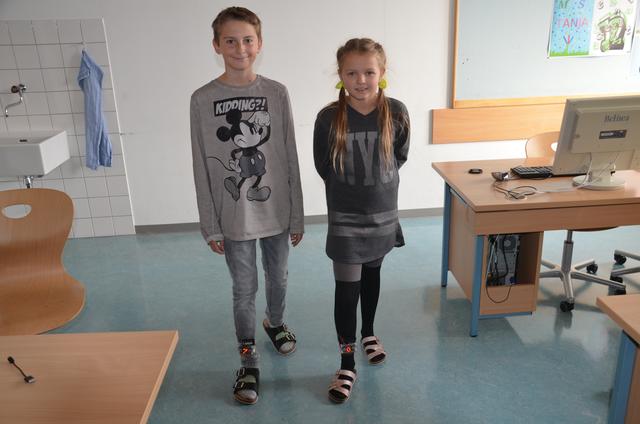 Leon und Katja mit einem Schrittzähler.