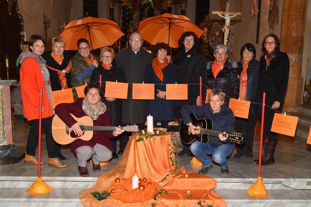 Orange in der Stadtpfarrkirche Hermagor. Veranstalter-Team mit Pfarrer Günther Dörflinger, Anita Popotnig, Brigitte Brandmüller, Michaela Rogi, Soroptimist-Vizepräsidentinnen Ingrid Plozner und Barbara Klauss mit Club-Kolleginnen sowie musizierende Sängerinnen Michaela Striedner und Christiane Regittnig-Zankl