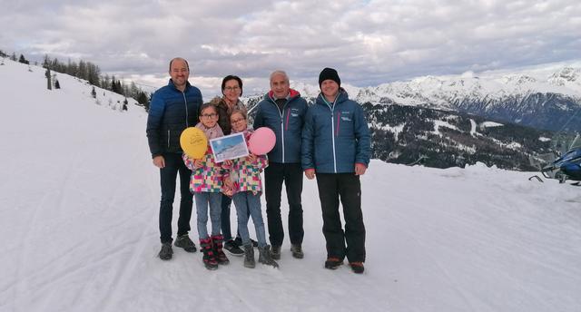Martin Sagmeister (Obmann Ferienregion Salzburger Lungau), Manuela Bauer mit ihren Töchtern sowie Gewinnerinnen Sophie und Sarah, Klaus Steinlechner und Philipp Steinlechner (beide Geschäftsführer Bergbahnen Lungau).