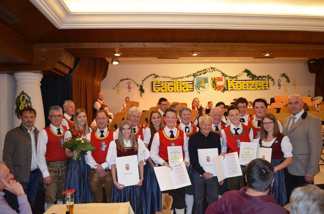 Stefan Aglassinger, Bezirksobmann Blasmusikverband // Bruno Kaltenhauser, Verdienstabzeichen in Bronze für 10 Jahre Kassiertätigkeit // Hanna Stöger, neue Marketenderin // Kapellmeister Jochen Freiberger // Isabell Steger, Ehrenzeichen in Bronze für 10 Jahre aktive Mitgliedschaft // Josef FRITZ, Ehrenzeichen in Gold für 50 Jahre aktive Mitgliedschaft // Lena Hofer, Jungmusikerbrief // Thomas Innerhofer, Leistungsabzeichen in Bronze // Obmann Albert FRITZ, Ehrenzeichen in Silber für 25 Jahre aktive Mitgliedschaft // Herbert Flach, Ehrenzeichen in Gold für 60 Jahre Mitgliedschaft // Josef Kröll, Ehrenzeichen in Gold für 50 Jahre aktive Mitgliedschaft // Julian Fuschlberger, Leistungsabzeichen in Bronze // Hannes Millgrammer, Prof. Leo Ertl Medaille in Bronze für 10 Jahre Vorstandsmitglied und Stabführer // Manuel Laner, Ehrenzeichen in Bronze für 10 Jahre aktive Mitgliedschaft // Christina Hofer, Leistungsabzeichen in Silber // Bürgermeister Hannes Enzinger