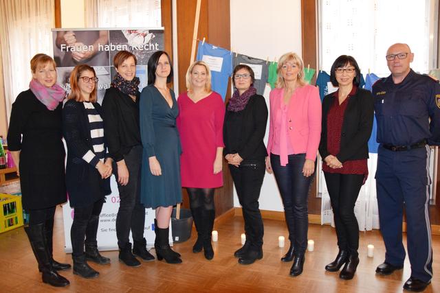 Frauen haben Recht: In Neusiedl wurde den ermordeten Frauen der vergangenen Zeit gedacht.  | Foto: Gemeinde Neusiedl am See