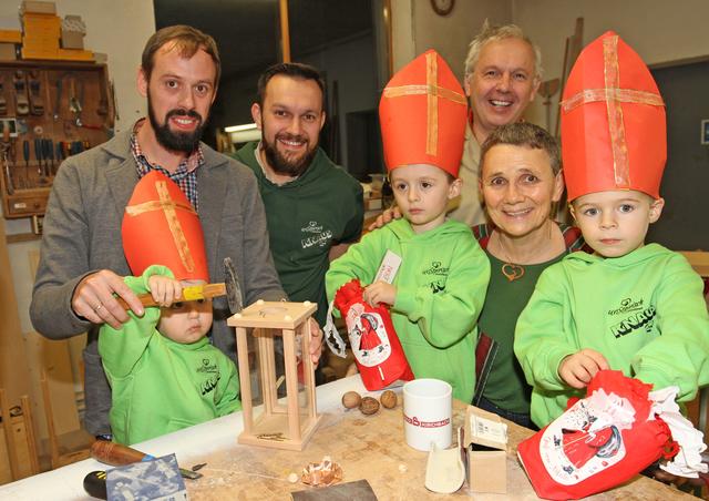 Weihnachtslaterne: Familie Knaus baut kleine und große Laternen für zu Hause und zum Verschenken.