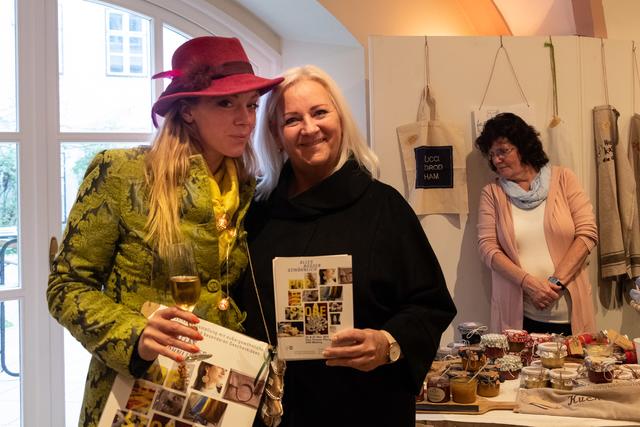 Gaby Steiner freut sich mit den Veranstalterinnen über die zahlreichen Besucherinnen - und die Spenden für ein Frauenhaus im Bezirk Mödling | Foto: phostr.at, Ulrike Strelec