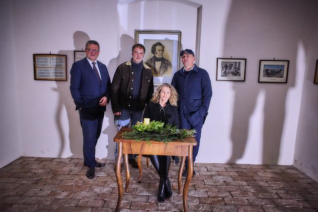 Hermann Dikowitsch, Leiter der Abteilung Kunst & Kultur im Land NÖ, Sänger und Franz Schubert-Darsteller Daniel Prohaska, Komponistin Johanna Doderer und Josef E. Köpplinger, Intendant des Staatstheaters am Gärtnerplatz München, im Schuberthäuschen, in das sich der große Komponist während seiner Aufenthalte in Atzenbrugg zum Komponieren zurückzog.