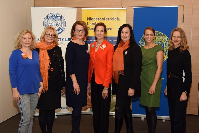 BR Eva Prischl, Petra Enzenhofer (Präsidentin SI-Club St. Pölten Allegria), Landesrätin Christiane Teschl-Hofmeister, Marcella Sigmund-Graff (Präsidentin Union Österreich Soroptimist International), Ilse Stöger (Präsidentin SI-Club Krems Fidelitas), Susanne Schubert (Ärztin im Uni-Klinikum St. Pölten), Olinda Albertoni (Leiterin Frauenhaus St. Pölten)