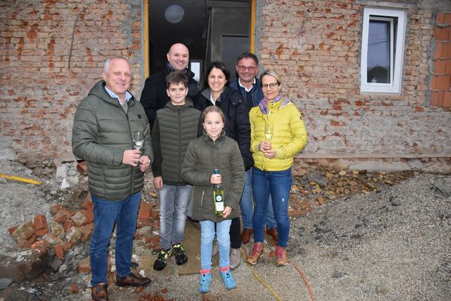 Bgm. Alfred Lenz (l.) mit Josef Pichler und Familie sowie Pfarrer Krystian Puszka und Sigrid Filzmoser auf der Baustelle.