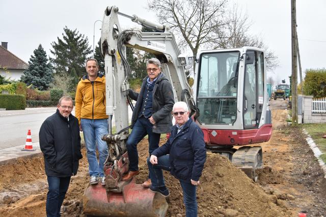 Bürgermeister Christian Balon, Verkehrsstadtrat Peter Harrer sowie Gemeinderat Josef Thalhammer und Ortsvorsteher Christoph Brabec