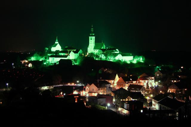 Kirchen und Kapellen werden in der Adventzeit in grünes Licht gehüllt – als Symbol der Stille und Rückbesinnung. Hier wird Straden im weihnachtlich-grünem Licht gezeigt.