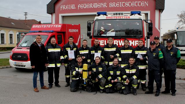 Die erfolgreichen Feuerwehrmänner nach ihrer bestandenen Prüfung.