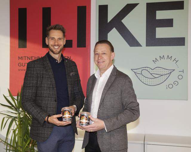 Alexander Jeschow (MPREIS) und Matthias Pöschl (GF AMTirol) präsentieren das neue "Qualität Tirol" Produkt - die Gulaschsuppe vom Tiroler Jahrling