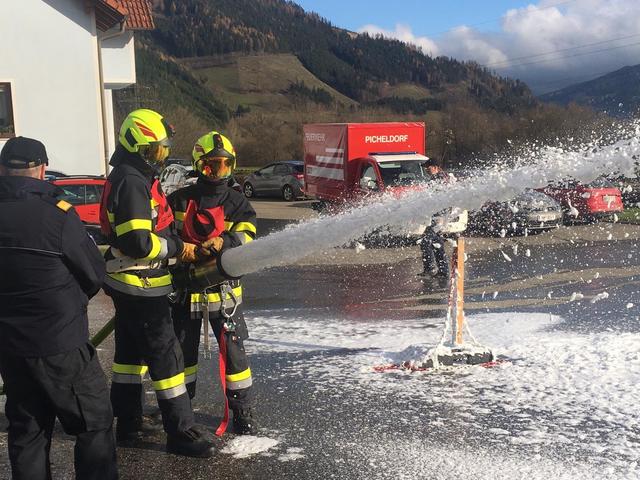 Ein Flüssigkeitsbrand wurde mit Schaum gelöscht.