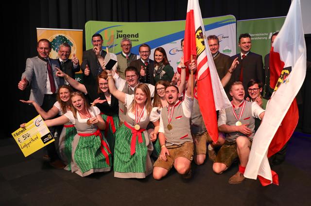 Riesengroß war der Jubel bei der Landjugend des Bezirkes Vöcklabruck, die für ihr Baumprojekt "Gewaltig nachhaltig“ mit dem Landjugend-Award ausgezeichnet wurde.