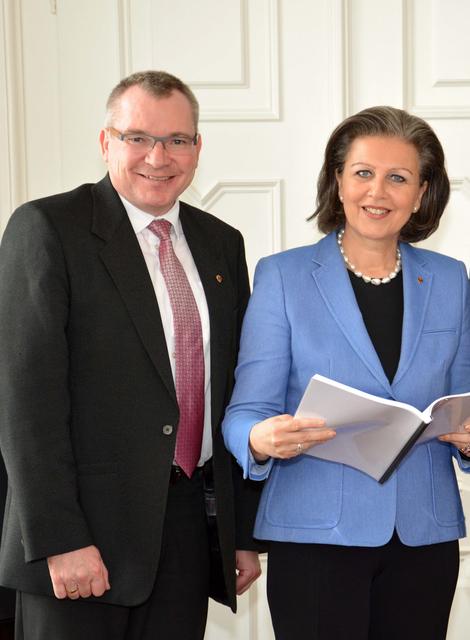 LRin Zoller-Frischauf und LR Johannes Tratter gratulieren den ausgezeichneten Tiroler Gemeinden.