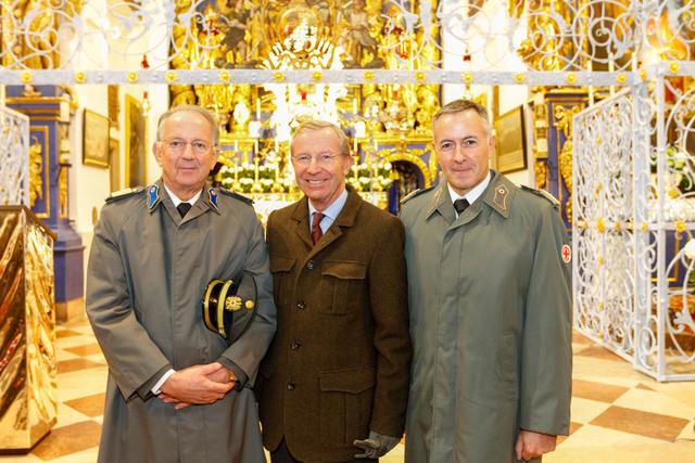In der Basilika: Werner Aufmesser, Präsident Rotes Kreuz Salzburg, Wilfried Haslauer, Landeshauptmann Salzburg, und Anton Holzer, Landesrettungskommandant, betonen die wertvolle Arbeit der Rotkreuz Mitarbeiterinnen und Mitarbeiter.