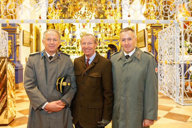 In der Basilika: Werner Aufmesser, Präsident Rotes Kreuz Salzburg, Wilfried Haslauer, Landeshauptmann Salzburg, und Anton Holzer, Landesrettungskommandant, betonen die wertvolle Arbeit der Rotkreuz Mitarbeiterinnen und Mitarbeiter. | Foto: Rotes Kreuz Salzburg