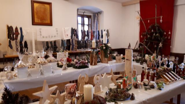 Viel Selbstgebasteltes gab es beim Weihnachtsmarkt in Köstendorf.