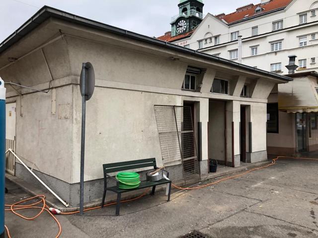 Die alte WC-Anlage hat ausgedient. Bis zum Frühling 2020 entsteht hier ein neues WC und eine Problemstoffsammelstelle.   | Foto: Mein Floridsdorf