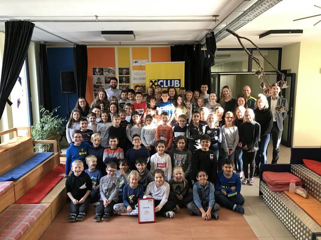 Begeisterte Schüler/Innen der VS Bruggen, mit den Klassenlehrerinnen und Dir. Peter Vöhl, Vorstandsmitglied des Raiffeisen Club Bezirk Landeck Daniel Mathoy, Raiffeisenbank Oberland und Initiator Gerhard Holzknecht.