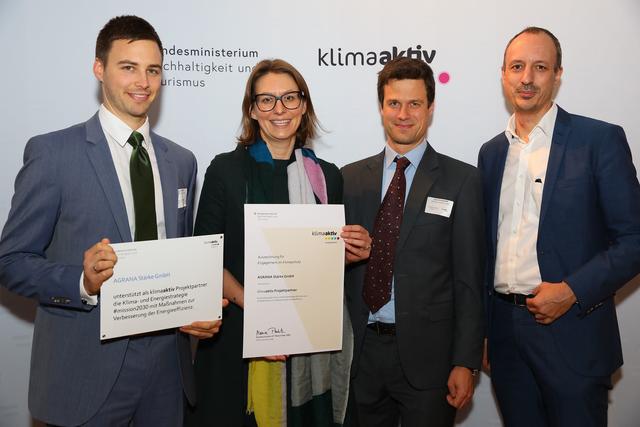 Ausgezeichneter Betrieb und neuer klimaaktiv Projektpartner: AGRANA Stärke GmbH.
Michael Humer (Techn. Assistent der Geschäftsführung), Josef Schuberth (Agrana Stärke GmbH, Werksleiter Werk Pischelsdorf), Ulrike Middelhoff (Agrana Beteiligungs-AG, Sustainability Manager - Corporate Communications) mit Sektionsleiter Jürgen Schneider (BMNT)