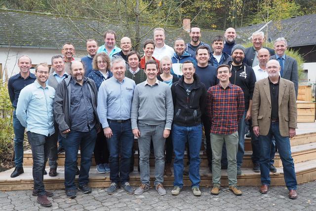 Leiter der Imkerschule Karl Stückler (links) und Alfred Wimmer (rechts, NÖ Lehrlingsstelle Facharbeiterausbildung) mit den neuen Imkerfacharbeitern und dem Prüferteam.