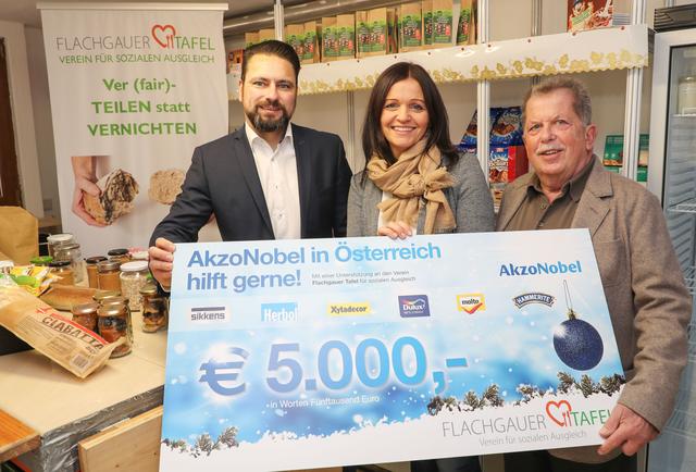 AkzoNobel unterstützt Flachgauer Tafel mit einer Weihnachtsspende in Höhe von 5.000 Euro: Florian Lederhofer, Unternehmenskommunikation AkzoNobel, Sandra Wendlinger, Geschäftsführerin Flachgauer Tafel, Reinhard Kallinger Obmann Flachgauer Tafel.